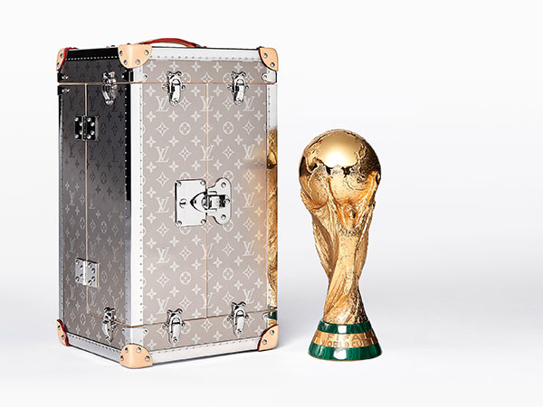 لويس فويتون يطلق مجموعة من المنتجات المرخص لها رسميًا من كأس العالم لكرة القدم 2018 في روسيا